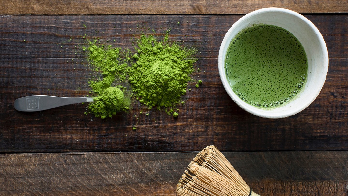 Das Bild zeigt Matcha-Pulver und grünen Tee.