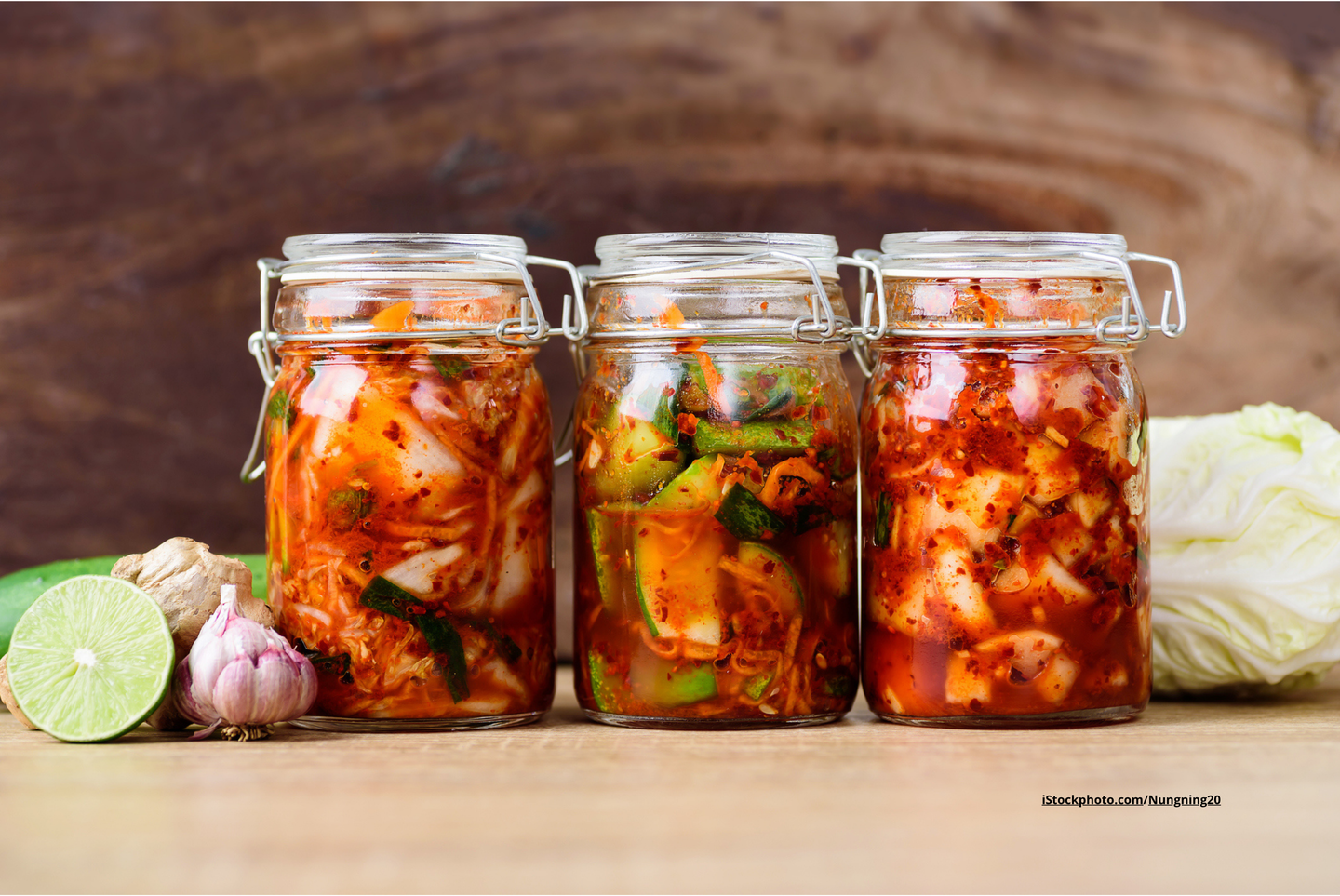 Drei Einmachgläser, in denen Kimchi fermentiert.