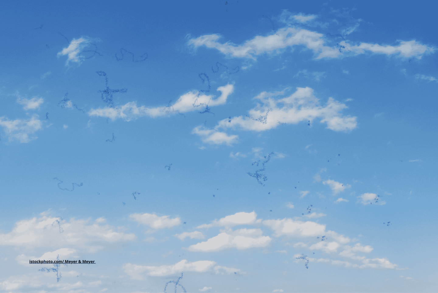 Das Foto zeigt die Wahrnehmung von Floaten mit dem Auge bei blauem Himmel.