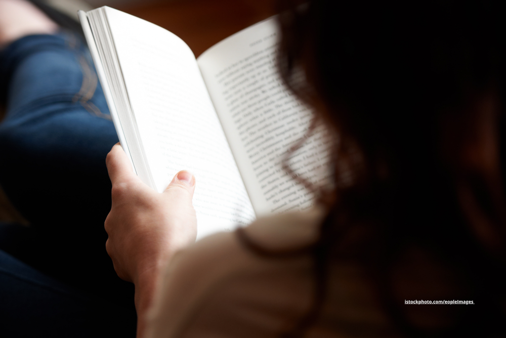 Eine Frau, die ein Buch hält.