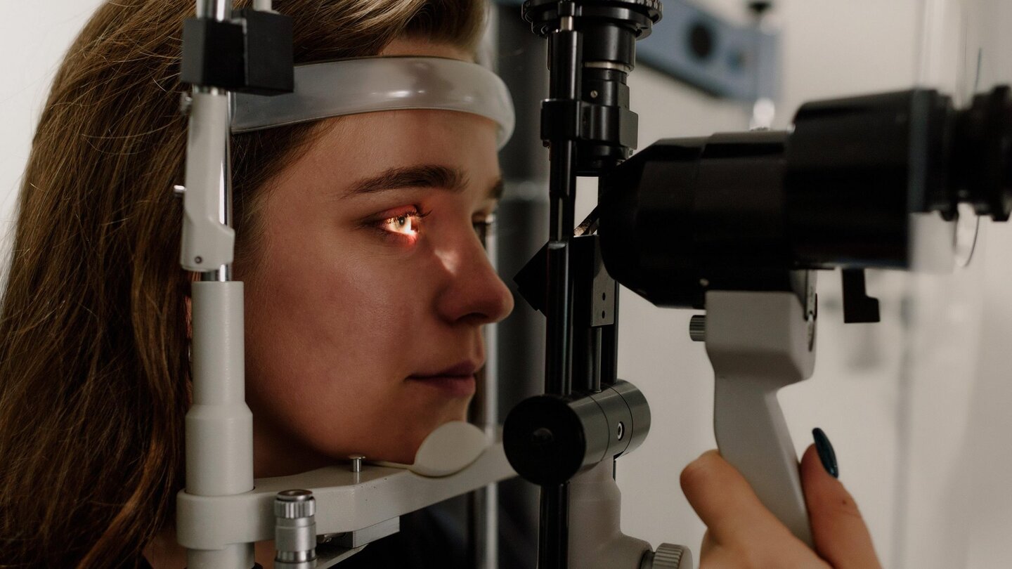 Eine Person wird ärztlich am Auge untersucht.