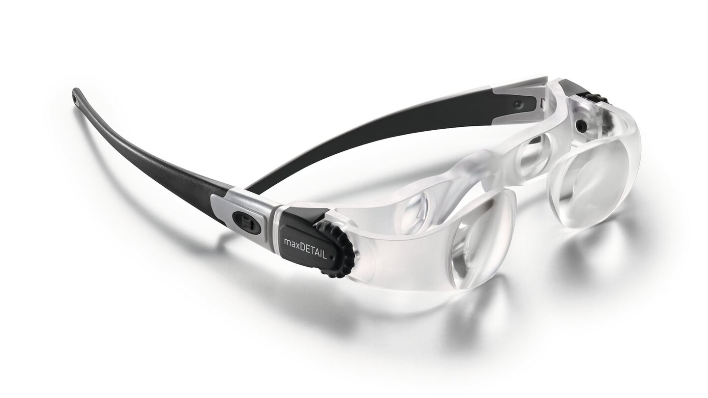 Das Foto zeigt die Sehhilfe maxDETAIL von Eschenbach Optik.