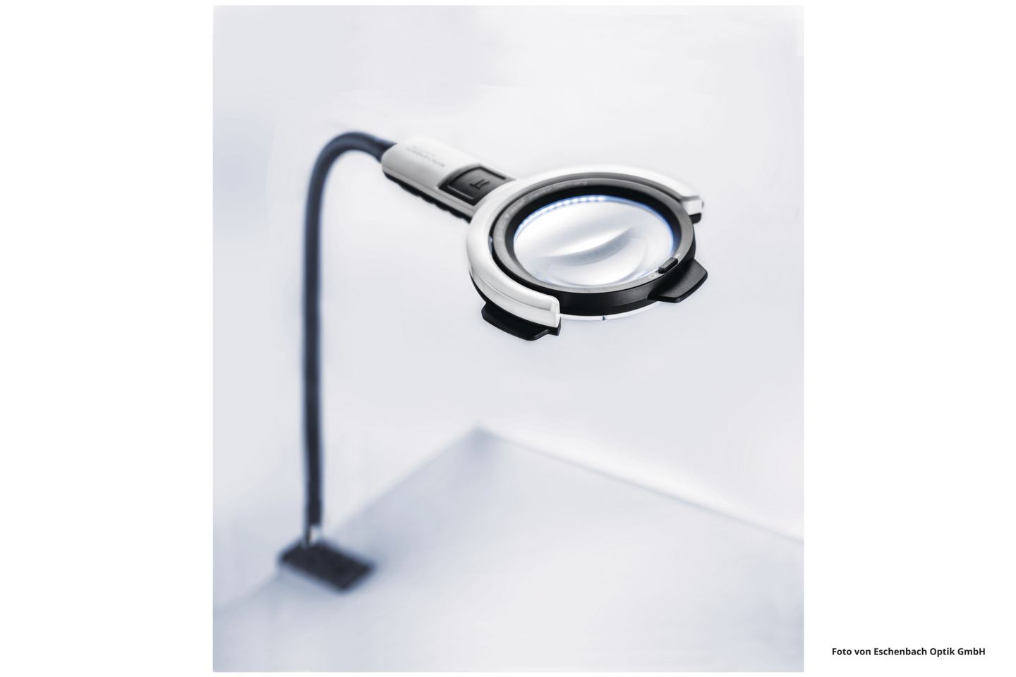 Das Foto zeigt die Lupenleuchte varioLED flex von Eschenbach Optik.