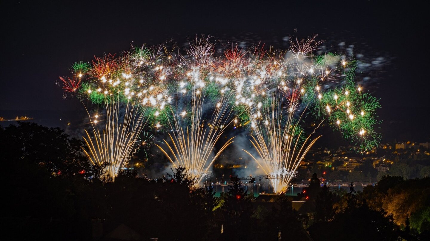 Das Foto zeigt Feuerwerk in einem Hafen.