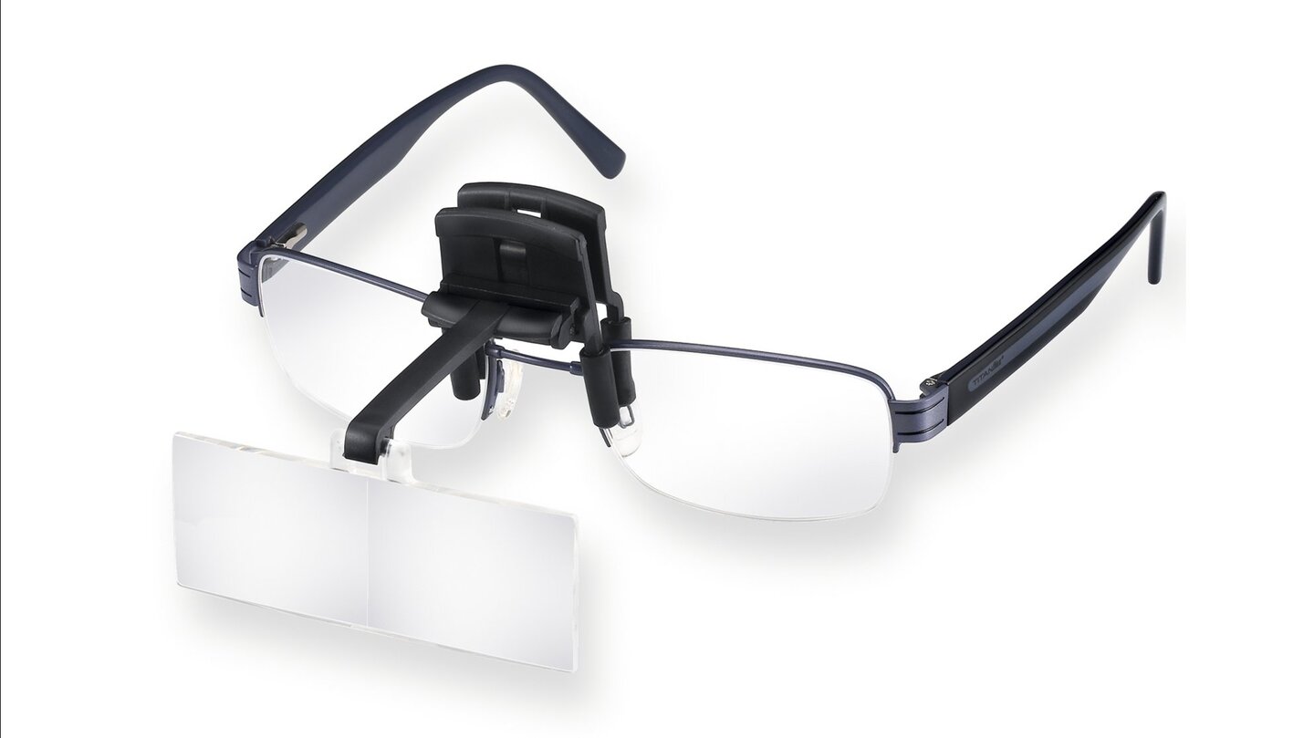 Das Foto zeigt die Sehhilfe laboCLIP auf einer Brille.