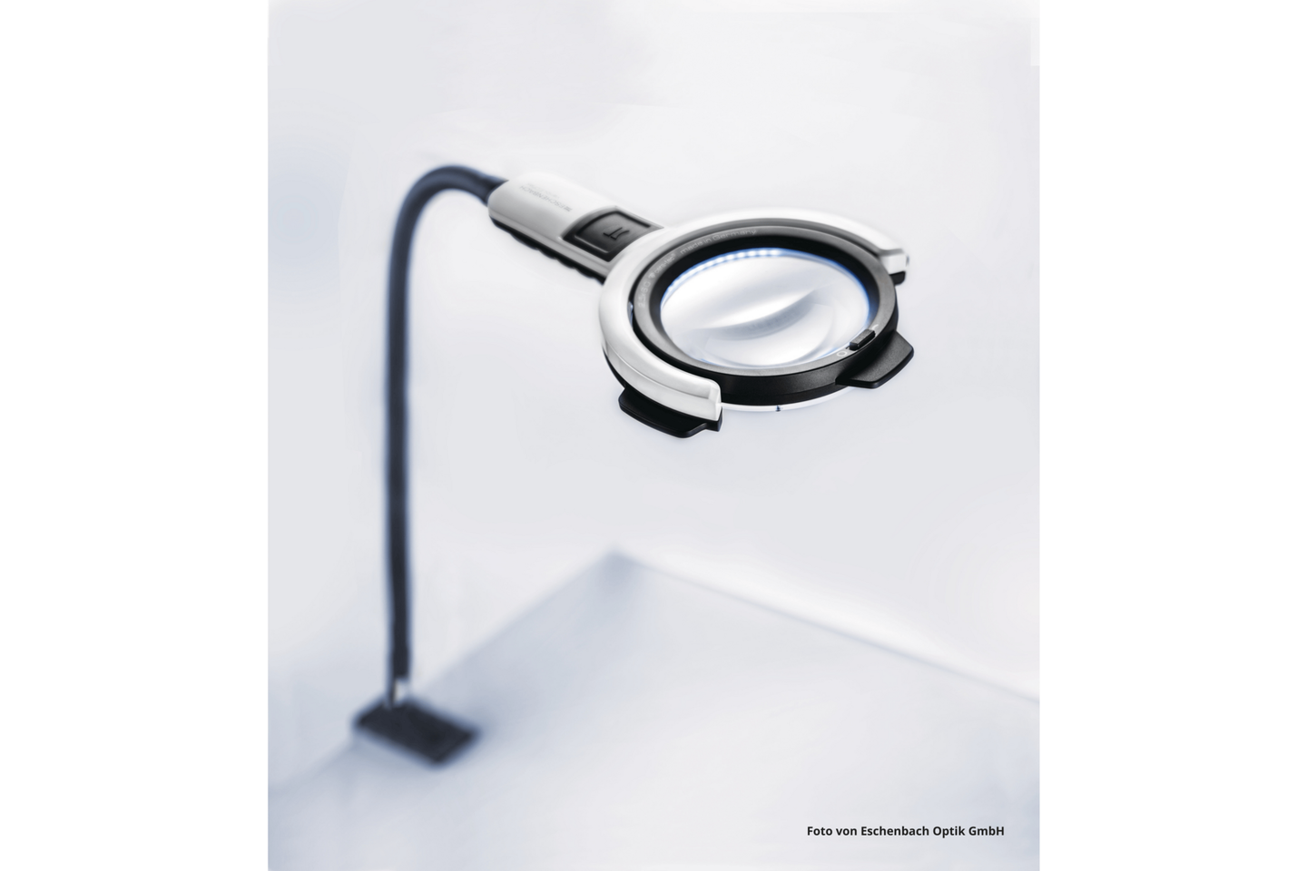 Das Foto zeigt die Lupenleuchte vario LED Flex von Eschenbach Optik