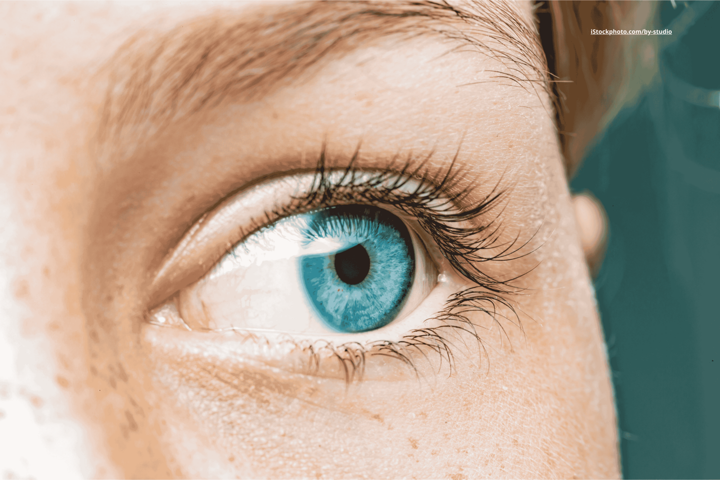 Das Foto zeigt das Auge einer jungen Frau in Nahaufnahme mit blauer Iris.