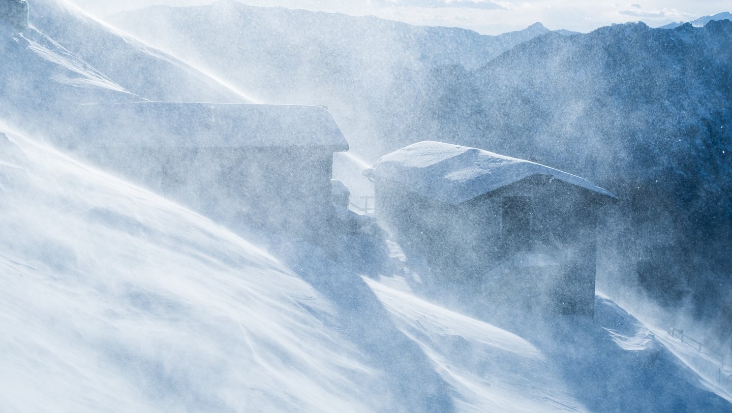 Foto einer Schneelandschaft bei Wind.