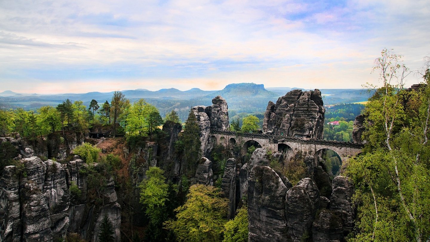 Das Bild zeigt die Basteibrücke in der Sächsischen Schweiz.