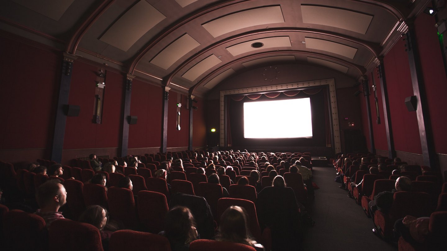 Foto eines vollen Kinosaals.