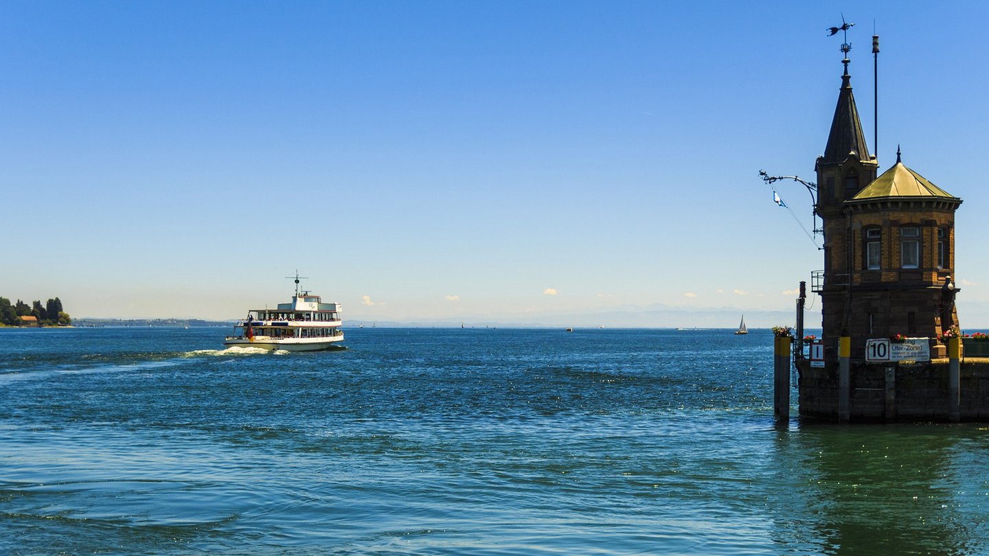 Das Foto zeigt den Hafen Konstanz mit einem Boot.