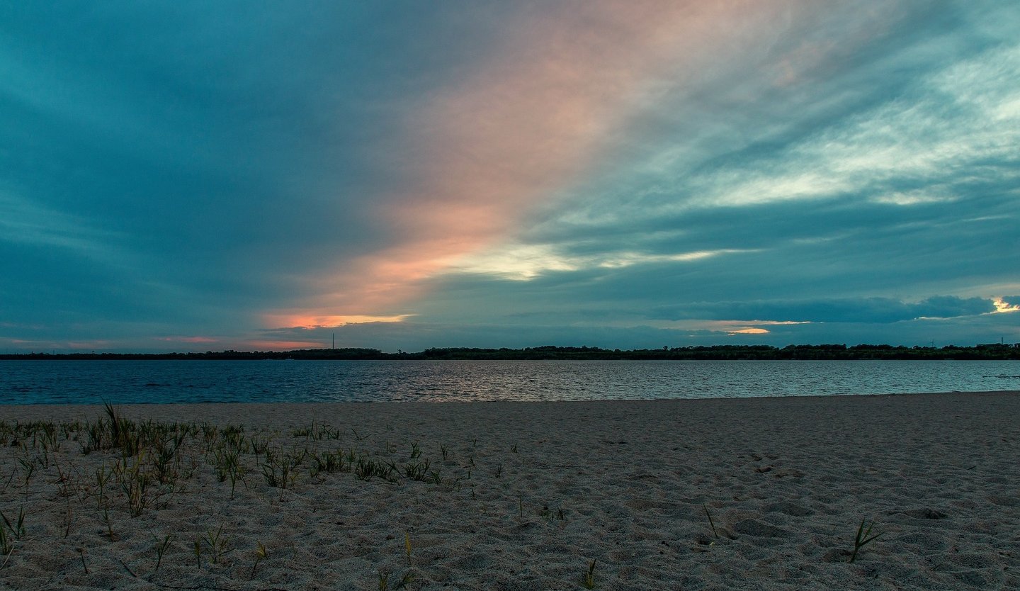 Das Bild zeigt den Sonnenuntergang am Cospudener See.
