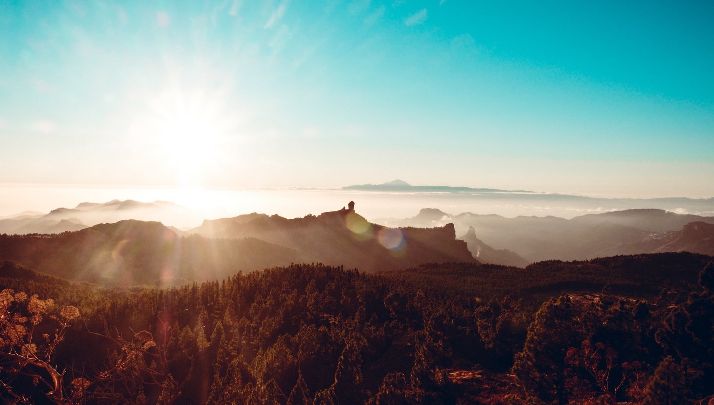 Das Bild zeigt eine Berglandschaft in der Sonne.