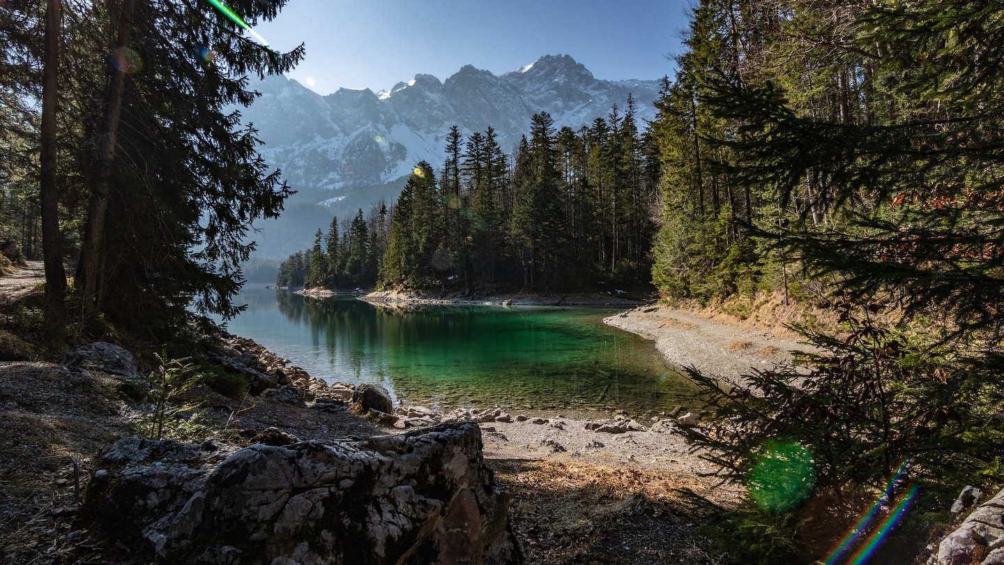 Das Bild zeigt den Eibsee und die umliegende Landschaft.