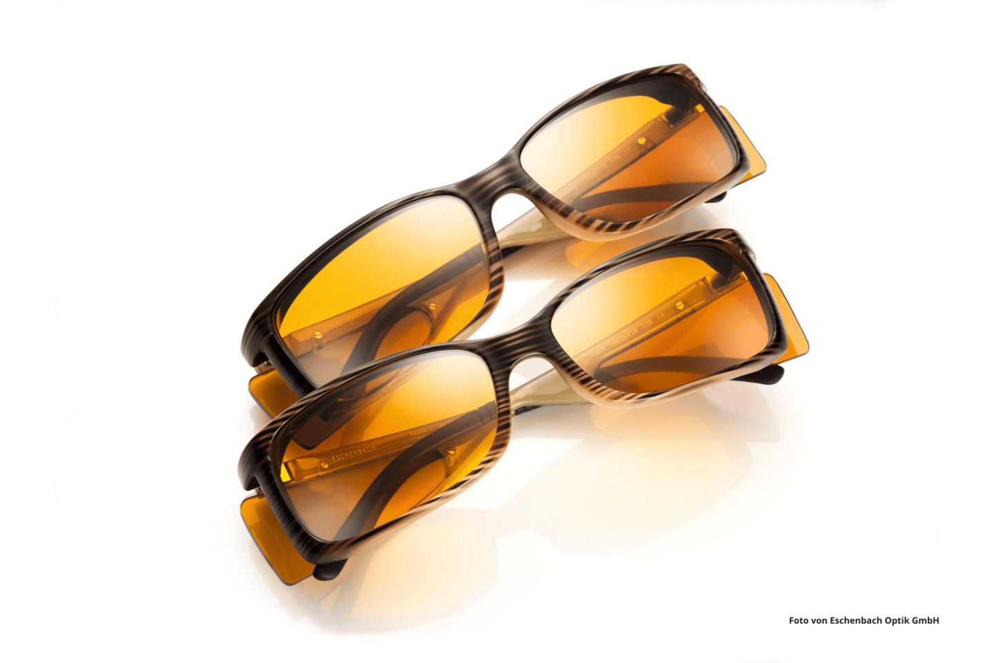 Zwei Exemplare der ambelis® in braun vor weißem Hintergrund