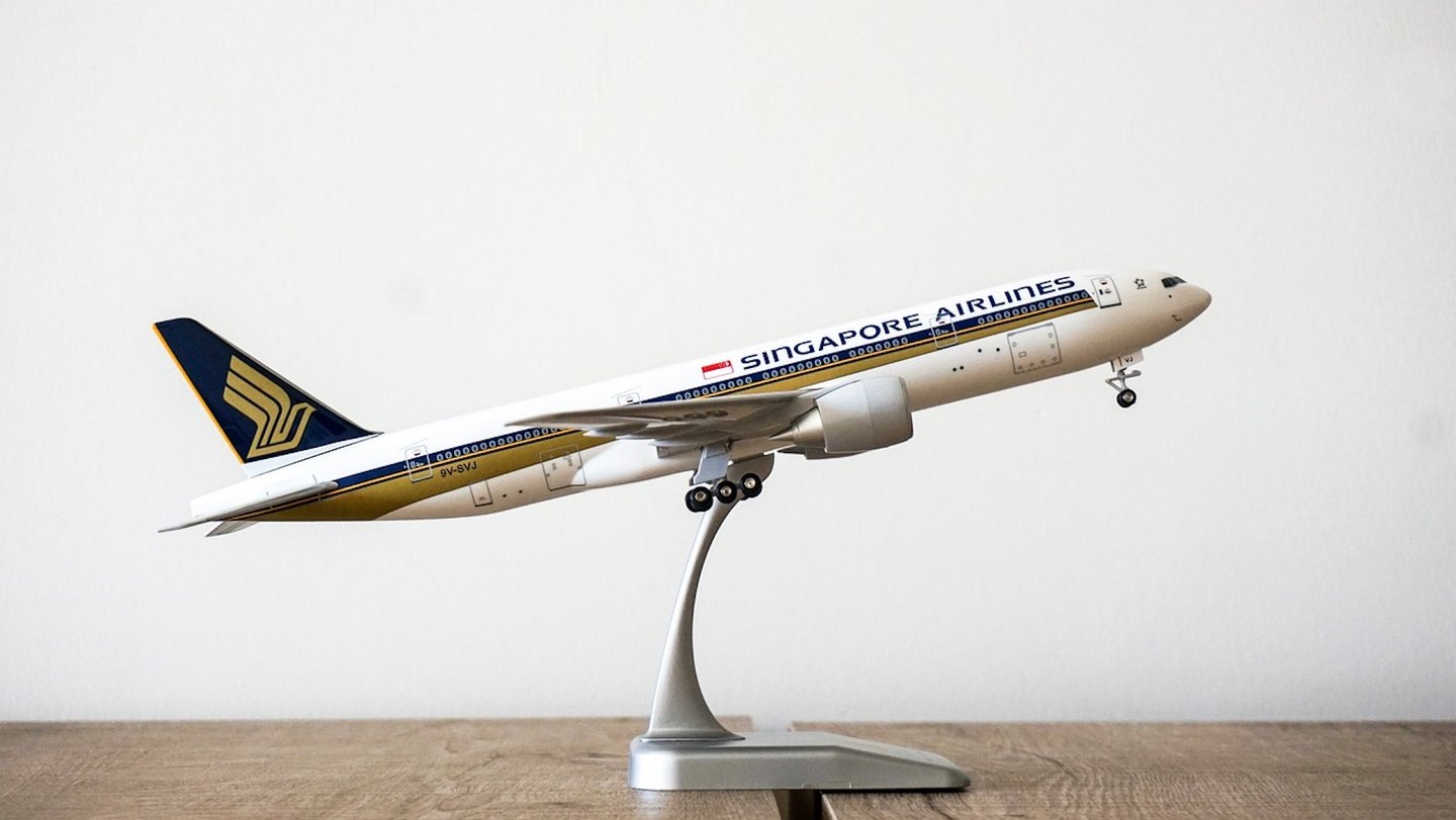 Das Bild zeigt ein Modell eines modernen Passagierflugzeugs.