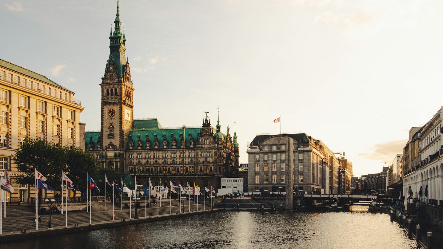 Das Foto zeigt Hamburg bei schönem Wetter.