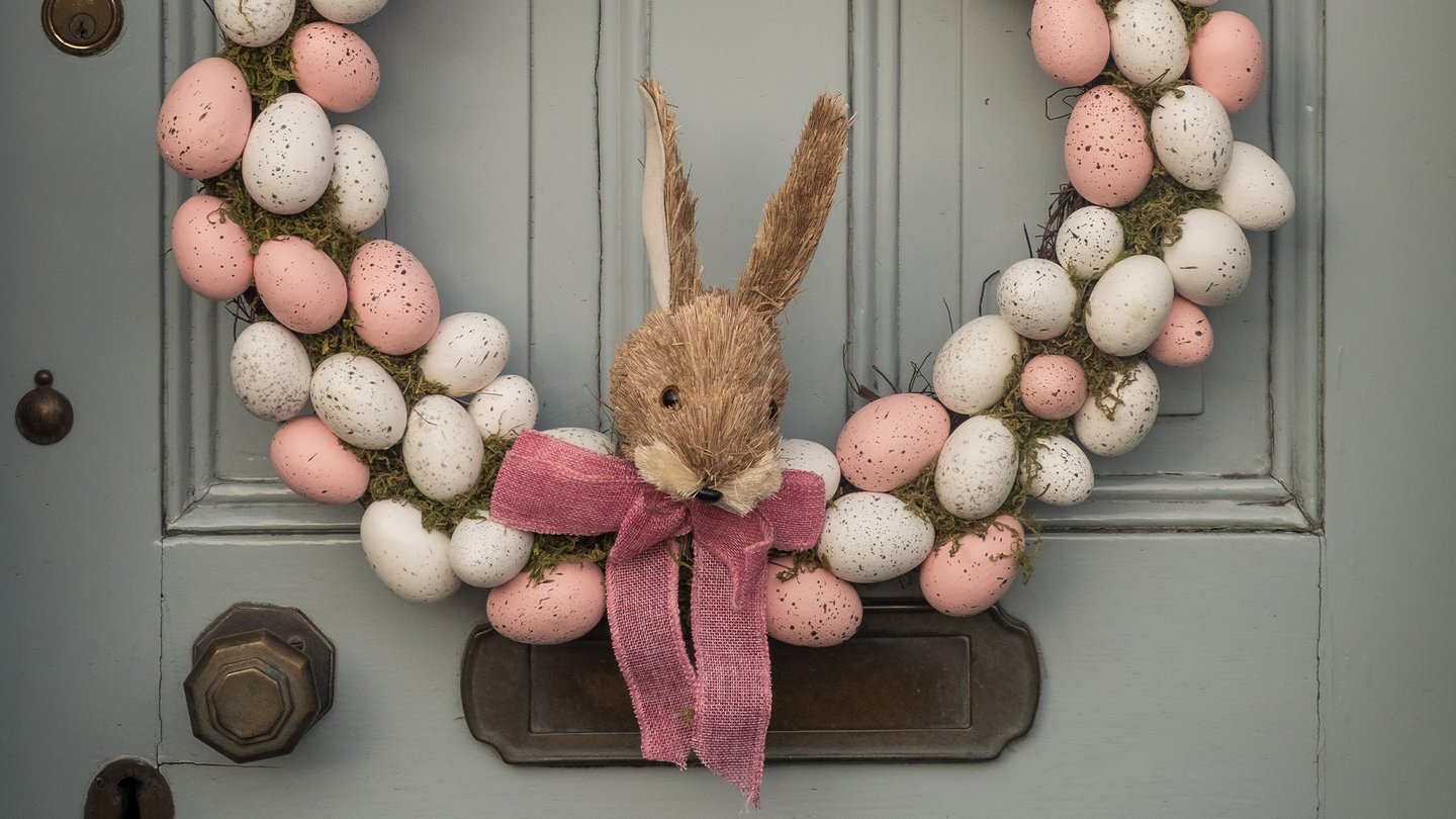 Das Foto zeigt einen Osterkranz mit Eiern an einer Tür.