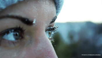 Das Foto zeigt die Augen einer jungen Frau in Nahaufnahme im Winter im Freien.