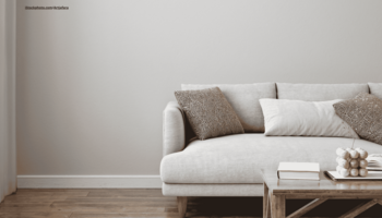 Ein Wohnzimmer mit einem hellgrauen Sofa. 