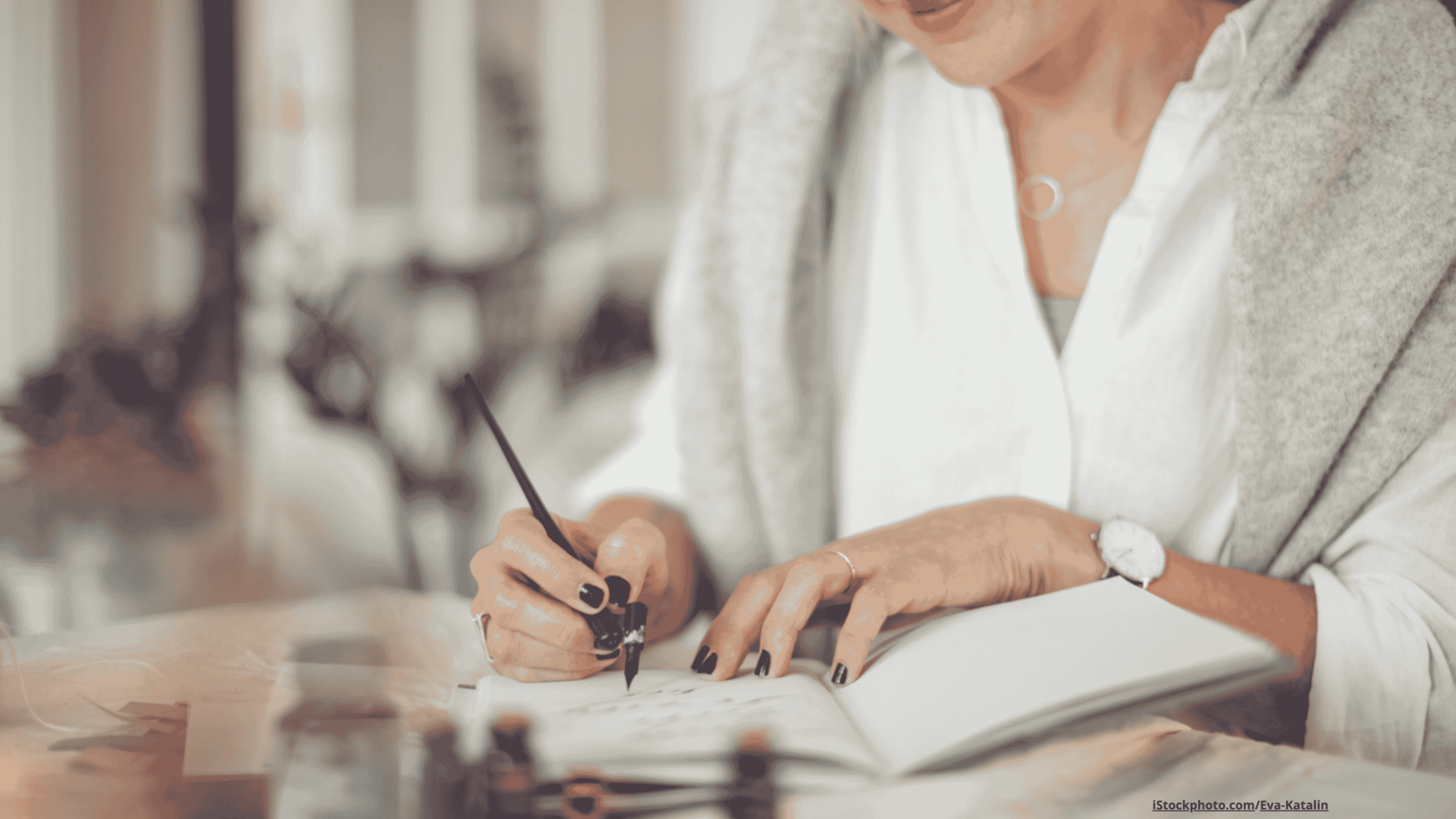 Junge Frau schreibt in einen persönlichen Organizer