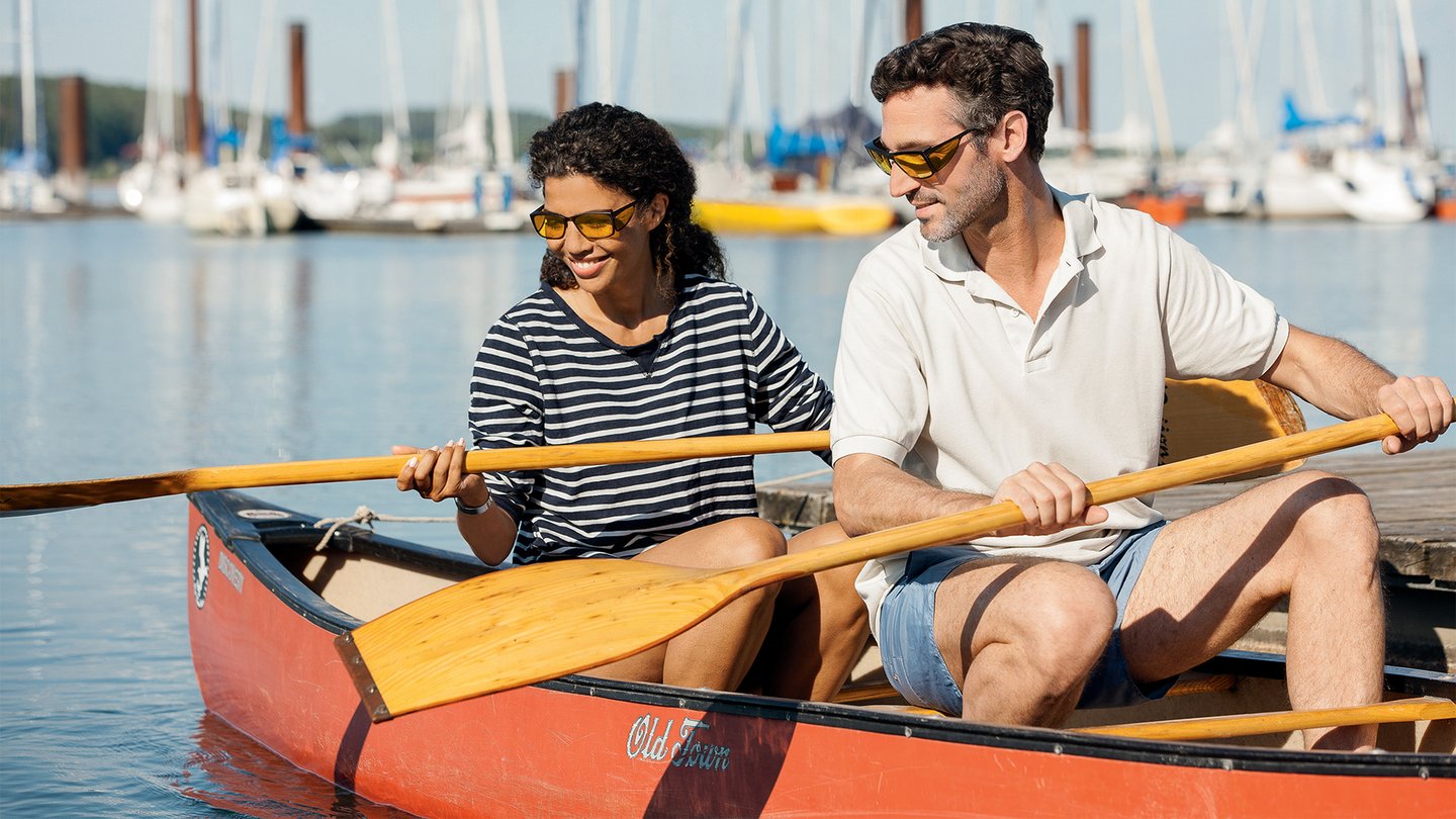 Das Bild zeigt zwei Personen in einem Boot auf einem See.