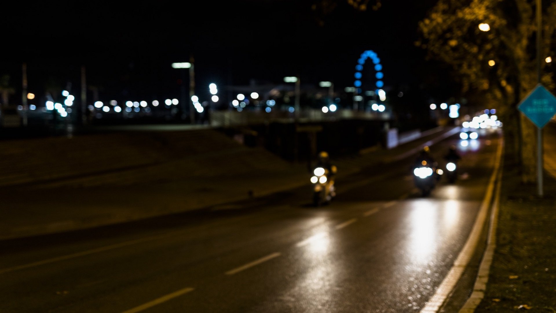 Das Bild zeigt eine Straße bei Nacht.