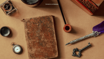 Das Foto zeigt Detektivzubehör auf einem braunen Tisch liegend.