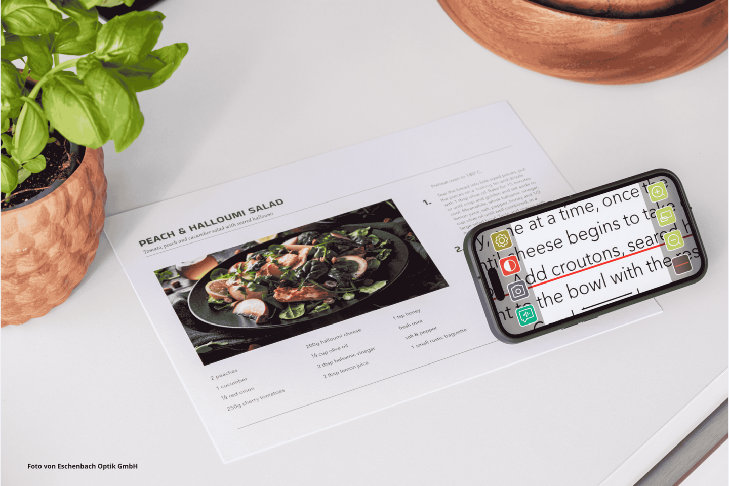 Das Foto zeigt die digitale Sehhilfe optaro® beim Vergrößern eines kleingedruckten Rezepts.