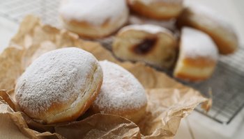 Das Foto zeigt Krapfen auf Backpapier.