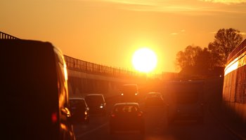 Das Bild zeigt Autos auf einer Autobahn bei sonnigem Herbstwetter.