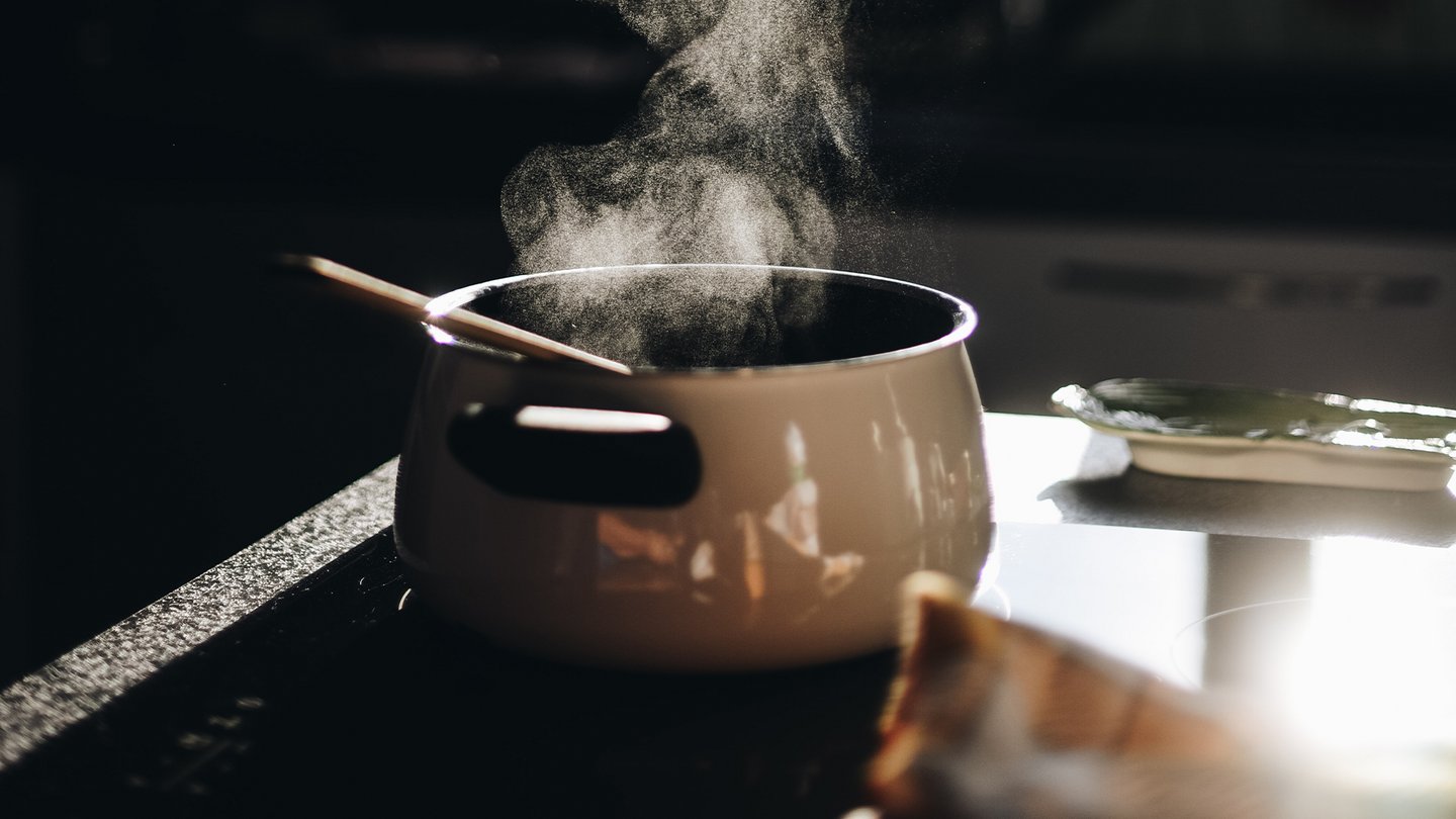 Das Foto zeigt einen Topfes mit kochendem Wasser.
