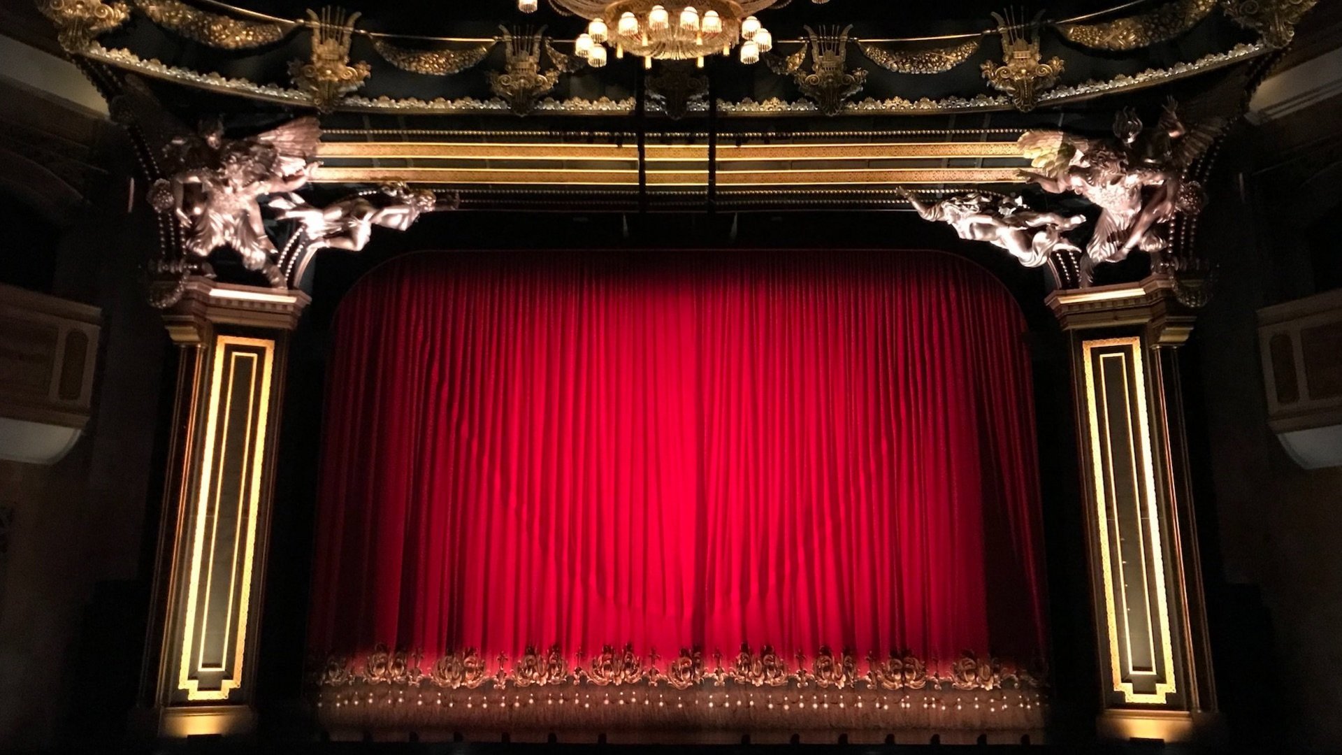 Ein Foto einer Bühne mit rotem Vorhang.