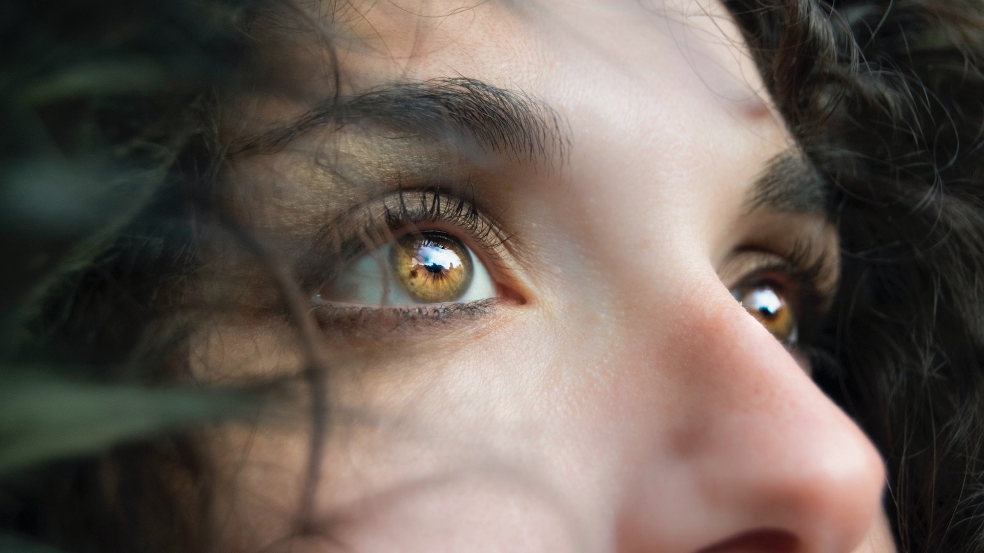 Foto der Augen einer Frau mit Fellkapuze.