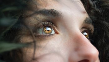 Foto der Augen einer Frau mit Fellkapuze.