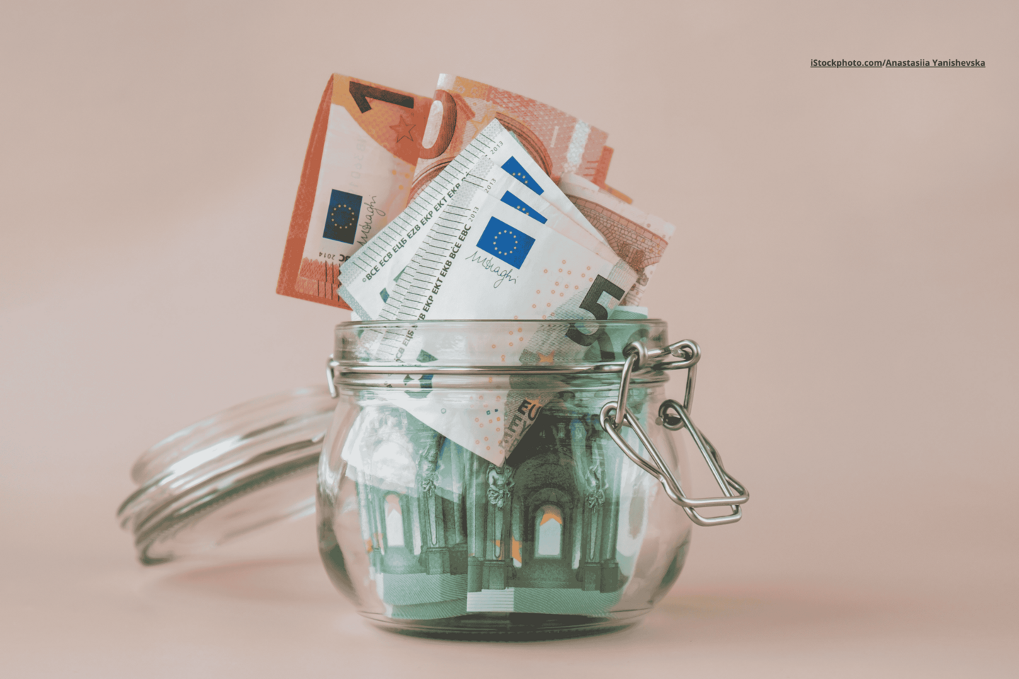 Ein Glas, das mit Geldscheinen gefüllt ist.