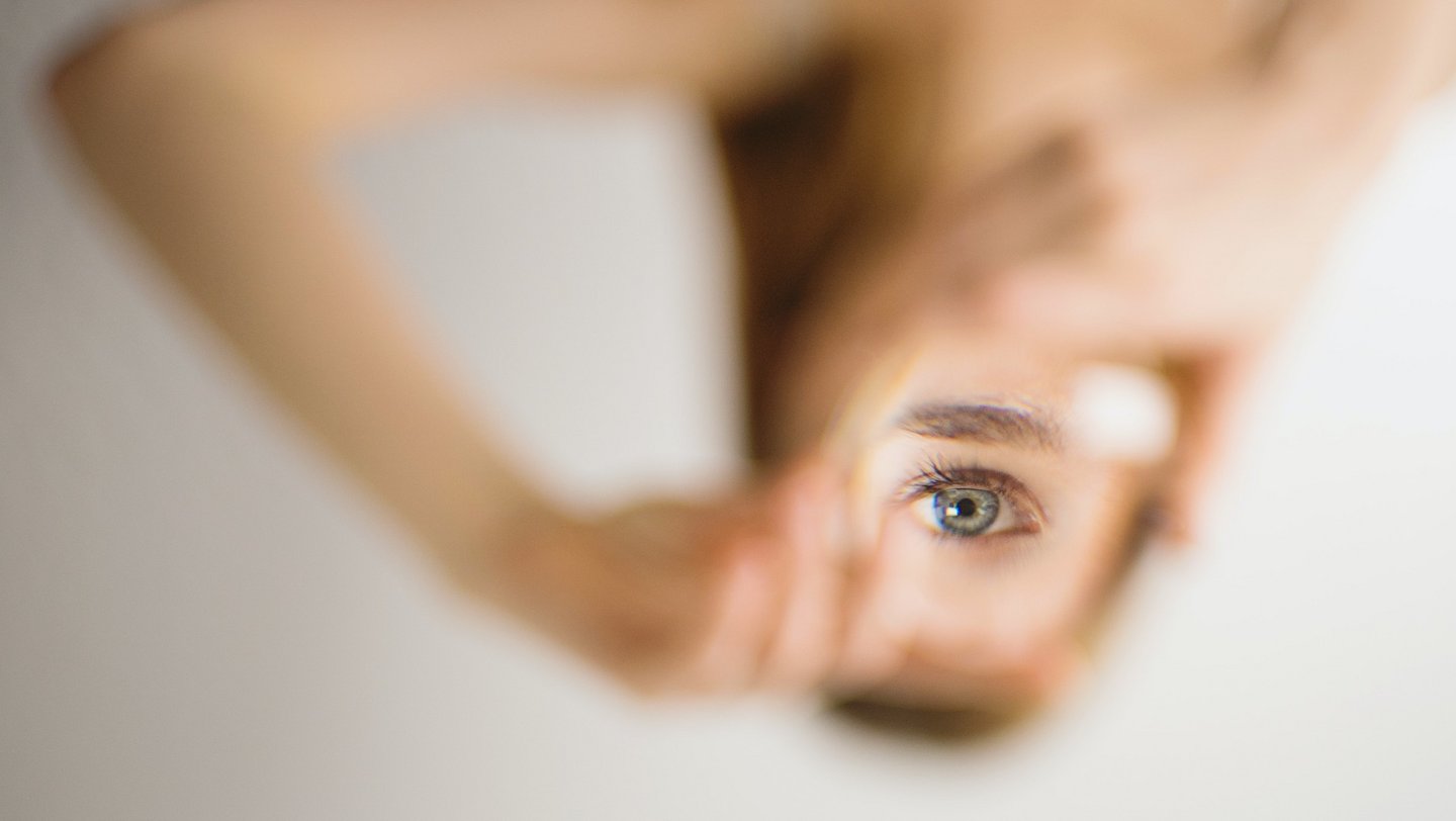 Das Foto zeigt ein vergrößertes Auge einer Frau.