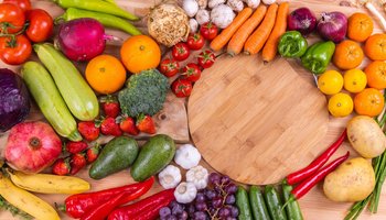 Auf diesem Bild ist diverses buntes Obst und Gemüse zu sehen. 