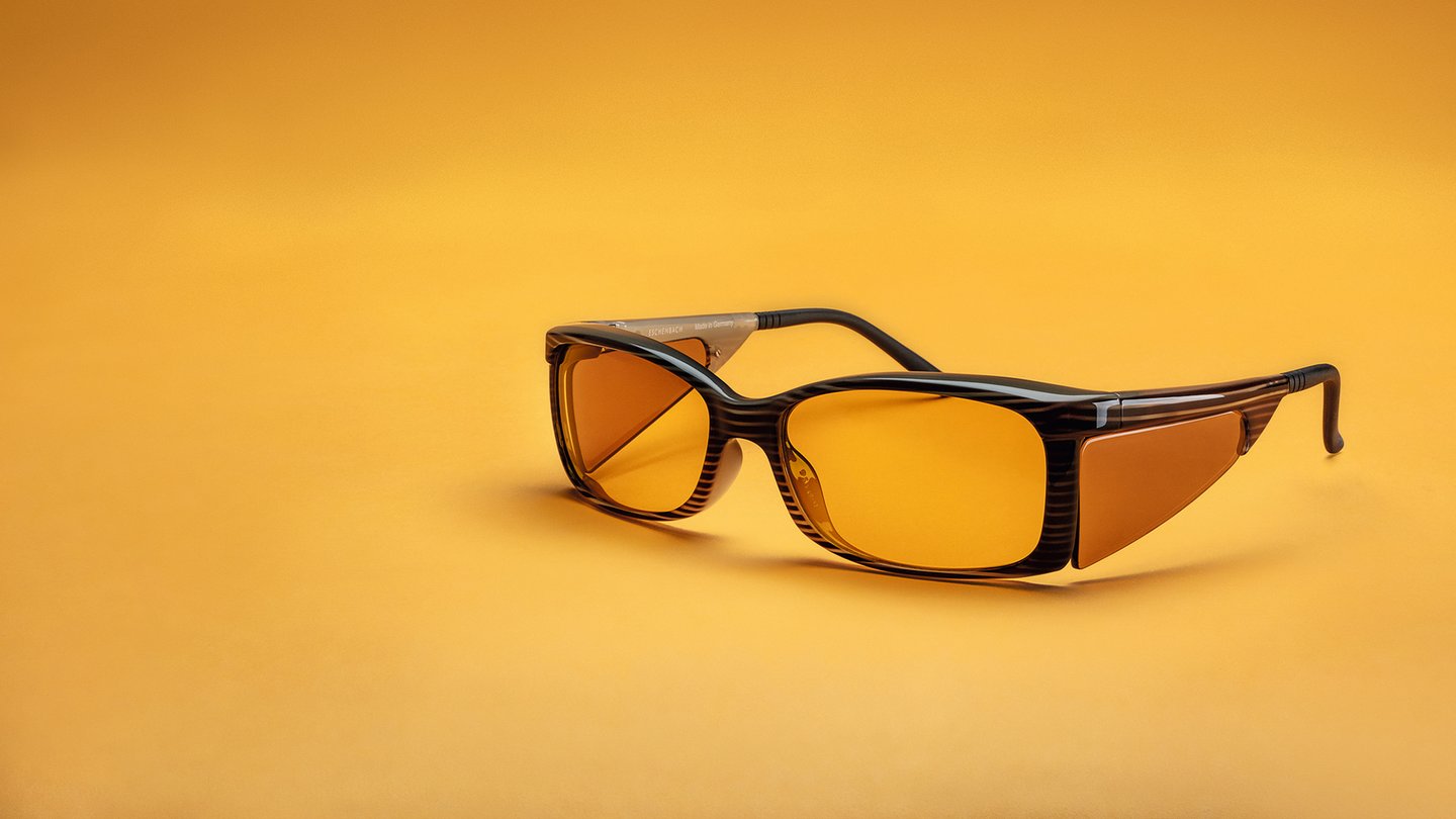 Das Foto zeigt eine ambelis®-Filterbrille vor gelben Hintergrund.