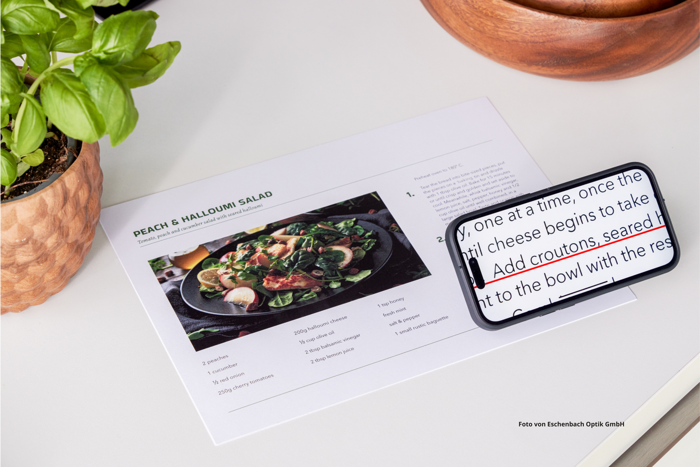 optaro steht auf einem Rezept und vergrößert die Zubereitungshinweise. 