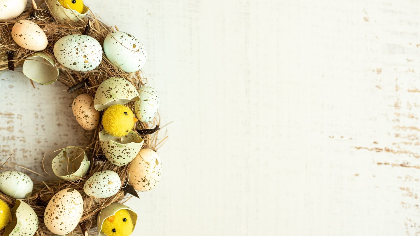 Das Foto zeigt einen Osterkranz mit Eierschalen.