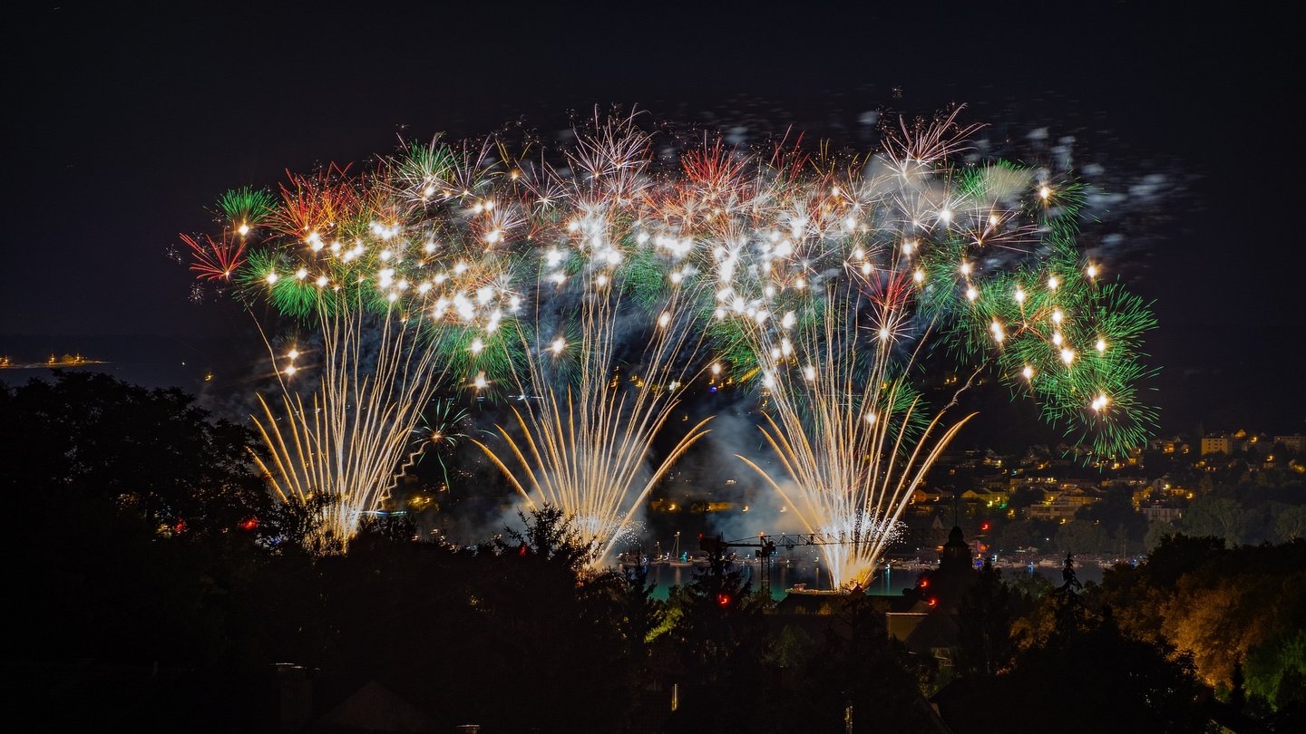 Das Foto zeigt Feuerwerk in einem Hafen.