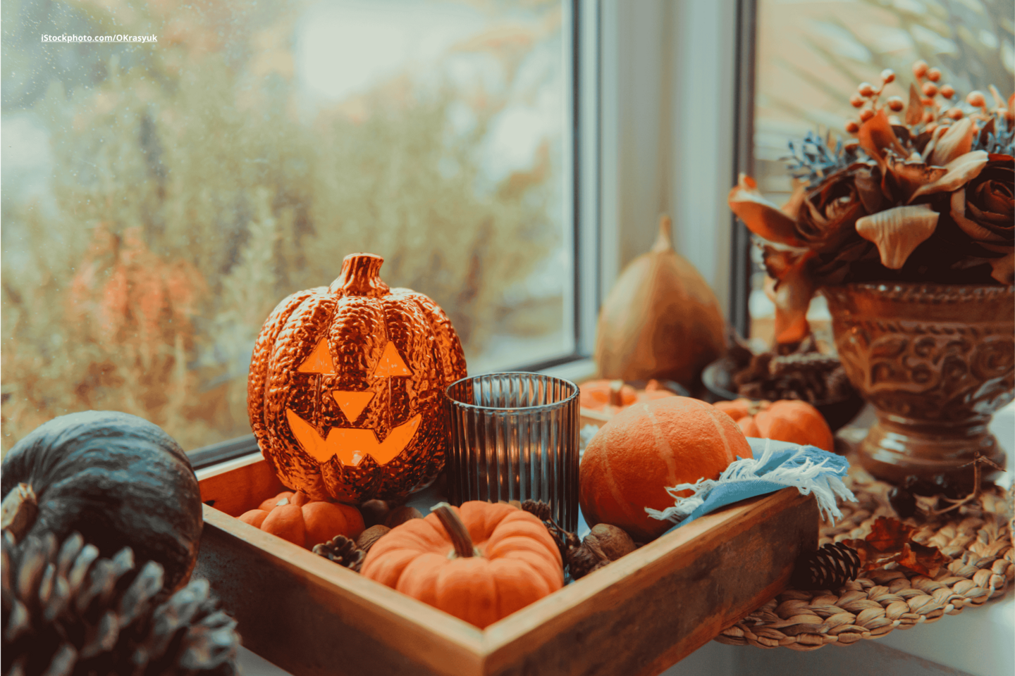 Das Foto zeigt eine gemütliche Halloween-Stimmungskomposition auf der Fensterbank.