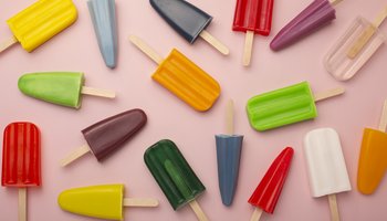Das Foto zeigt verschiedene Popsicles.