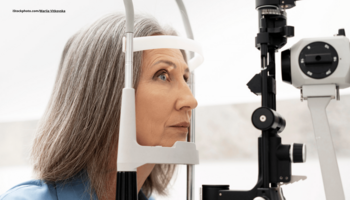 Das Foto zeigt eine Frau, die sich in einer Augenklinik einer Spaltlampenuntersuchung unterzieht.