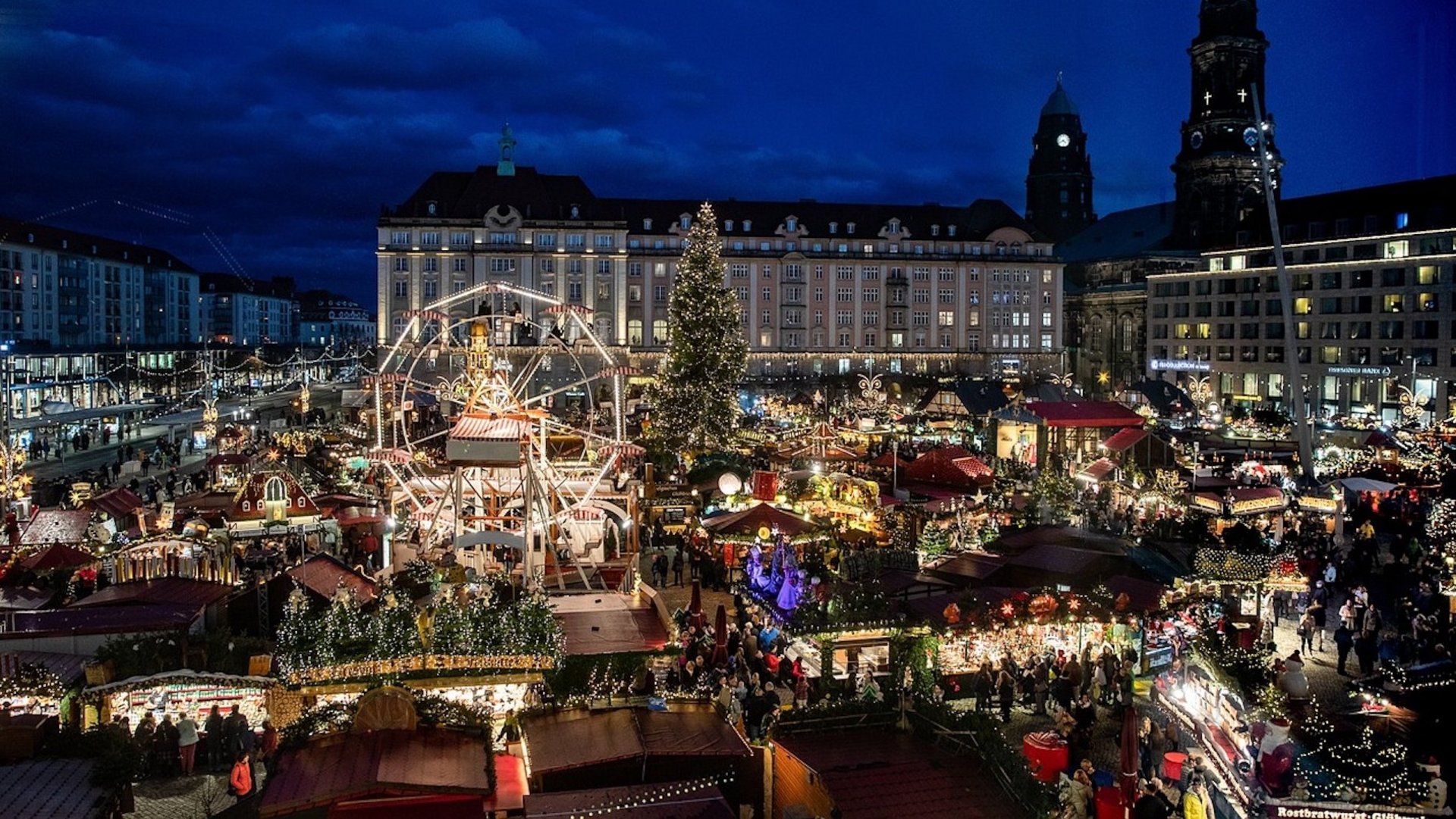 Das Bild zeigt den Striezelmarkt in Dresden bei Nacht.