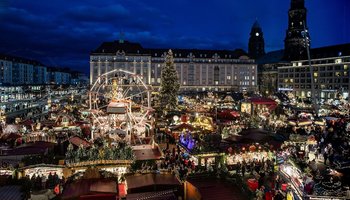 Das Bild zeigt den Striezelmarkt in Dresden bei Nacht.