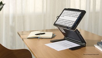 Das Foto zeigt die elektronische Lesehilfe optaro® XL von Eschenbach Optik.