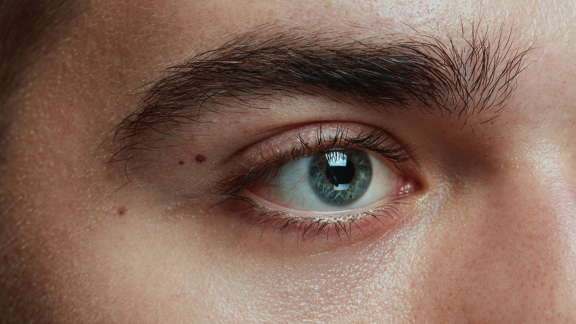 Das Foto zeigt ein blaues Auge in Nahaufnahme.
