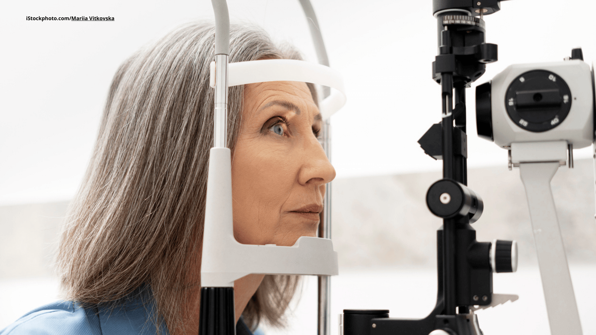 Das Foto zeigt eine Frau, die sich in einer Augenklinik einer Spaltlampenuntersuchung unterzieht.